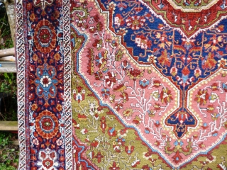 Feraghan Sarough Sarouk Josan - Great little carpet, lovely colours. Last photo unenhanced shows natural colours taken in mild sunlight.

Excellent usable condition, one tiny area showing foundation, see photo, otherwise pile is  ...
