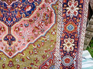 Feraghan Sarough Sarouk Josan - Great little carpet, lovely colours. Last photo unenhanced shows natural colours taken in mild sunlight.

Excellent usable condition, one tiny area showing foundation, see photo, otherwise pile is  ...