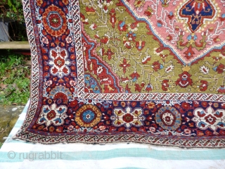 Feraghan Sarough Sarouk Josan - Great little carpet, lovely colours. Last photo unenhanced shows natural colours taken in mild sunlight.

Excellent usable condition, one tiny area showing foundation, see photo, otherwise pile is  ...
