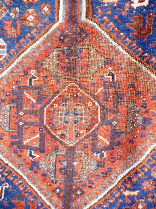 Murgh Carpet, Qashqai'i motifs on a Khamseh piece. Pile medium to low - see photos i.e. central emblem & field edges low - see penultimate photo. Ends intact and secured. Sides tatty  ...