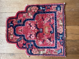 Charming Inner Mongolian throne seat back from the 1920s. Charming piece with full pile, minor restorations. Red has slightly run out. 
Circa 72x63 cm.         