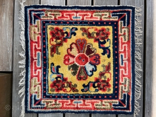 Charming yellow ground Inner Mongolian sitting square with yin-yang-medallion. Happy like a sumnmer's day!
Perfect condition, no wear or repiling, original sides and ends. 
Ca. 60 x 60 cm     
