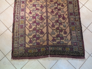 Attractive Kurd rug. low pile in some little portion of the field; a litlle cut on the near the head border as you can note on the pictures. Synthetic colors.  20th  ...