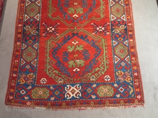 Kazak full pile dated 1922 with inscription . Mint condition, only open fringe on the top. Amazing green and light blue, soft wool and really attractive design. Size cm 150x110
   