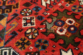 Antique Qashqai Shekarlou small format, cm 150x106. 2 small repair on the field, please check the pictures. Otherwise, very good condition, 2 fades/stains on main border. Very interesting piece with all over  ...