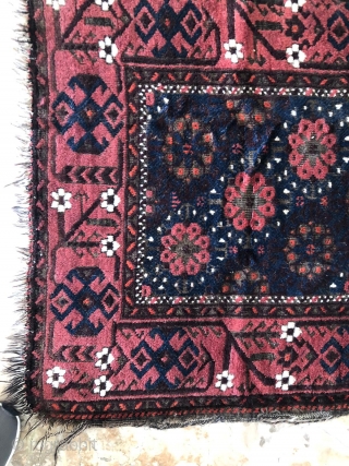 A lovely Baluch with great design, super graphical border. and floppy wool.
Corrosions and some repair to do.
cm 147x82.               