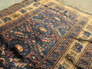 Baluch balisht with yellow silk highlights. A wonderful blu field and a nice border with turkmen patterns. cm 80x40              