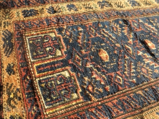 Baluch balisht with yellow silk highlights. A wonderful blu field and a nice border with turkmen patterns. cm 80x40              