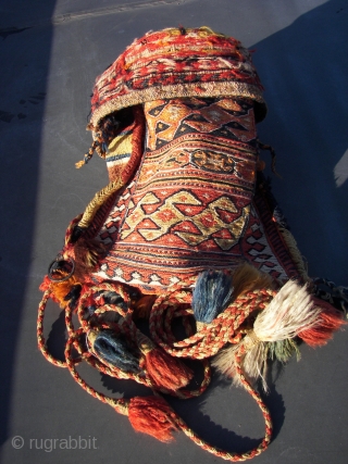 South Persian Tribal,Qashqai ? . Chanteh/Bag/ 'qalyandan,  Wool on wool and some cotton .Sumak and Kilim technique. First quarter 20Th.Cnt. 42 x 29 cm. Including tassels,and topstrap + ring 106 cm. 