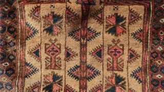 Fragmented storage bag ,? wool on wool depicting various old/antique motifs . ca; 60 x 72 cm. 65,oo euro ex transport costs. Origin Unknown. Listening : Blur " Common People ...