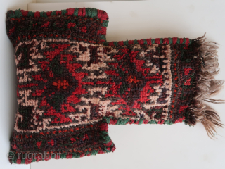 Fragmented bag, wool on wool, several animals portrayed in pairs on both sides of the bag. Beluch ? . Ca : 42 cm . x 34 cm .     
