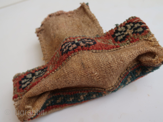 Fragmented bag, pouch, tutundan . Ca : 19,5 cm x 20,5 cm . wool, cotton, hole. 
Kurdish ?  Central Asian ? .          