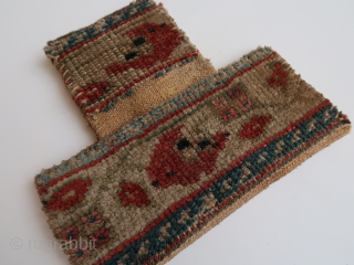 Fragmented bag, pouch, tutundan . Ca : 19,5 cm x 20,5 cm . wool, cotton, hole. 
Kurdish ?  Central Asian ? .          
