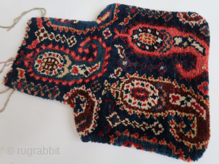 Full bag, Kurdish, Kirman, Bidjar ? Ca ; 40 cm x 30 cm . Thick piled, lush. Fragmented.
Three large boteh s  on a dark blue ground. 
     