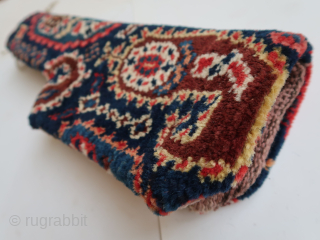 Full bag, Kurdish, Kirman, Bidjar ? Ca ; 40 cm x 30 cm . Thick piled, lush. Fragmented.
Three large boteh s  on a dark blue ground. 
     