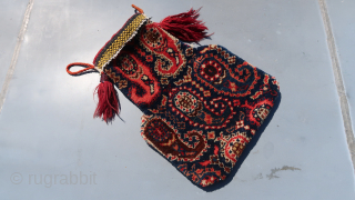 Fragmented (!)  Boteh bag, wool, cotton. Tassels. Ca ; 48 cm x 35 cm./ ca; 18,5 inch x 13,5 inch. Kurdish ? 75,oo euro ex transportcosts. Contact and info ; MaxRotring@protonmail.com  ...