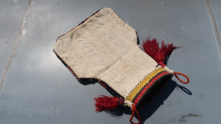 Fragmented (!)  Boteh bag, wool, cotton. Tassels. Ca ; 48 cm x 35 cm./ ca; 18,5 inch x 13,5 inch. Kurdish ? 75,oo euro ex transportcosts. Contact and info ; MaxRotring@protonmail.com  ...
