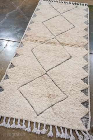 Vintage Moroccan Beni Ourain Runner, Circa 1970. Features a plush natural ivory field accented by simple charcoal diamond motifs and geometric side details.

2'9" x 6'8"

Item No: 95432      