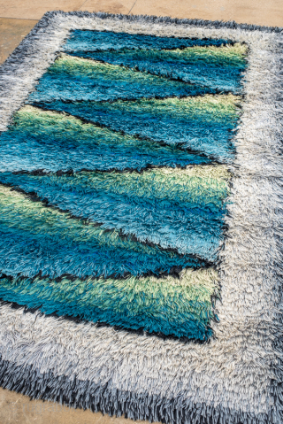 Vintage Swedish Rya Rug with Abstract Wave Design, Circa 1960. Dynamic abstract design of overlapping wave-like forms in turquoise, blue, green, and pale yellow, framed by a broad ivory border.

5'2" x 7'7"

Item  ...