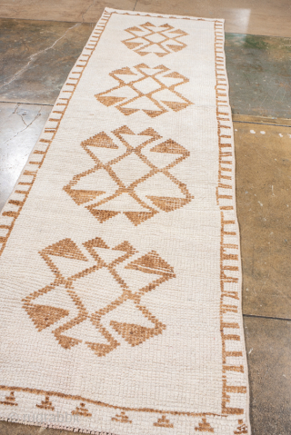 Vintage Turkish Kars Runner with Geometric Medallions, Circa 1950. Four boldly simplified geometric medallions on an open ivory field, framed by a minimal camel-brown border.
