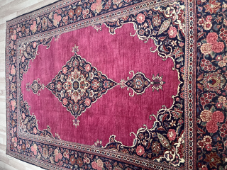 Nice Kashan from ca 1940 with centre medallion in very nice condition .
198x137 cm                   