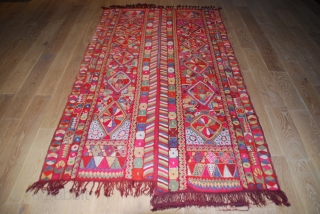 Kilim indien , 272cmX157cm.En bon état,une légère décoloration sur une bordure visible sur les photos.                  