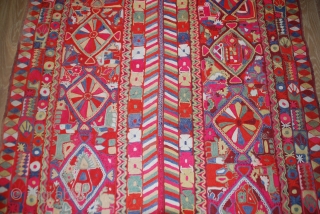 Kilim indien , 272cmX157cm.En bon état,une légère décoloration sur une bordure visible sur les photos.                  