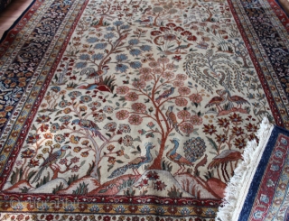 Wonderful carpet natural colors with Birds,patternet as you can see in the picture Clean hand washed. size 2,75cm x 1.80cm             