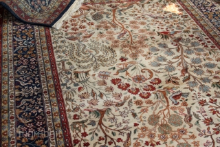 Wonderful carpet natural colors with Birds,patternet as you can see in the picture Clean hand washed. size 2,75cm x 1.80cm             