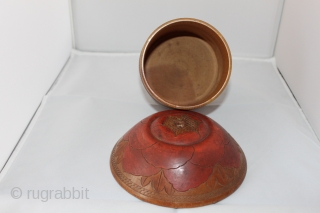 Antique hand carved in wood winding box of the 19th century, natural colors size 0.18cm / 0.14cm                