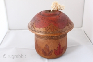 Antique hand carved in wood winding box of the 19th century, natural colors size 0.18cm / 0.14cm                