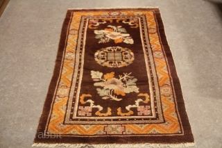 Baotao Rug
Circa 1920/1930
Size: 1.45 x 0.76 ( 4'9 x 2'6)
Simple little rug in browns and oranges. 

                