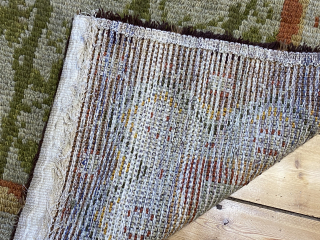 Antique Finnish Flossmatta/Ryamatta 
Circa 1930
Condition: Great
Size: 105cm x 145cm 
Designed by AW Raitio for Neovius
info@retroandrugs.se                  