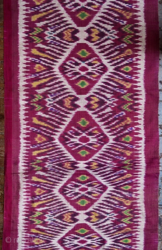 Bali | antique silk ikat body-wrapper (anteng endek)

Indonesia, Bali, Buleleng, Singaraja, c. 1930

Silk, aniline dyes, weft ikat (endek)

An early graphic silk body-wrapper (anteng), woven in the Singaraja area in the regency of  ...