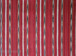 Sumatra | early 20th C Batak ceremonial textile Ulos Mangiring 

Sumatra, Batak people, Toba, Silindung; c. 1930

Commercial cotton, natural and commercial dyes, warp ikat, continuous supplementary warp weaving

A single dark rose red  ...