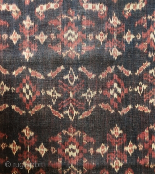 Flores sémba men’s shouldercloth

Indonesia, Flores, Ende; 1920 – 1940

Technique: Handspun cotton, natural dyes, warp ikat

This is an unusual and rare large textile made up of two long panels joined together along the  ...