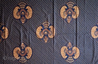 Batik skirt cloth (kain panjang) 

Origin: Indonesia, Java, Solo, 2nd quarter of 20th century 

Technique: Hand drawn batik, natural dyes 

Notes: A traditional central Javanese batik design contrasting a large, repeating motif  ...