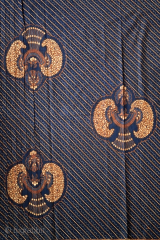 Batik skirt cloth (kain panjang) 

Origin: Indonesia, Java, Solo, 2nd quarter of 20th century 

Technique: Hand drawn batik, natural dyes 

Notes: A traditional central Javanese batik design contrasting a large, repeating motif  ...