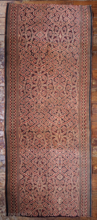 Kalimantan | early 20th C ikat Iban skirt (kain kebat or bidang) | Indonesia 

Borneo, Kalimantan, 1920 - 1940

Handspun cotton, warp ikat, alternating warp-faced float weave, natural dyes

A lovely Iban woman’s skirt  ...