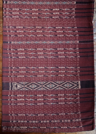 Indonesia | Early 20th C Bridewealth Ikat Tubeskirt (Kewatek Méan)

East Flores, Ili Mandiri, Bama, Lamaholot people, 1920 – 1940

Handspun cotton, natural morinda and indigo dyes, warp ikat

Woven in handspun cotton with fine  ...