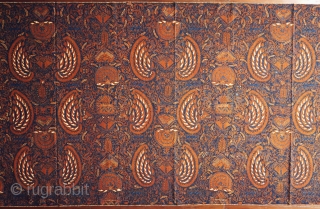 Batik skirt cloth (kain panjang)

Origin: Indonesia, Java, Yogyakarta, c. 1950

Technique: Hand-drawn (tulis) batik, natural indigo and soga dyes

Description: A densely drawn, semi-abstract design belonging to the most complex group of semen (from  ...