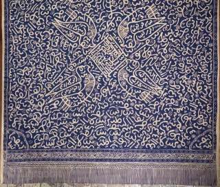 Sumatra | Calligraphic batik with birds (batik tulisan Arab burong)

Coffin cover or hanging

Sumatra, Bengkulu, c. 1940

Commercial cotton and dye, hand-drawn batik (tulis)
 
A graphic dark blue Batik Tulisan Arab hand-drawn with the  ...