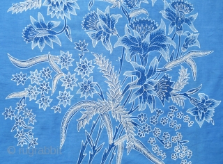 Javanese Peranakan Chinese Batik Sarong

Origin: Java, Pekalongan, c. 1950 

Technique: Commercial cotton and dyes, hand-drawn (tulis) batik

Description: A Peranakan Chinese sarong hand-drawn with the quintessential Pekalongan design of a detailed flower bouquet.  ...