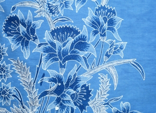 Javanese Peranakan Chinese Batik Sarong

Origin: Java, Pekalongan, c. 1950 

Technique: Commercial cotton and dyes, hand-drawn (tulis) batik

Description: A Peranakan Chinese sarong hand-drawn with the quintessential Pekalongan design of a detailed flower bouquet.  ...