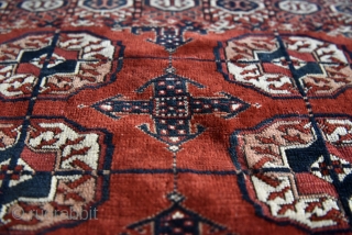 Turkmen Tekke wedding rug. Size: 141cm x 120/ 4′ 7.51″ x 3′ 11.24″                    