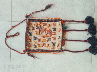 Cute tribal Ghashghai/Qashqai Chanteh bag with lovely animal illustrations and a beautiful reverse side. Very good condition. Dimensions without tassels: ~25x28cm

Please contact me only directly: goekay.sargin@yahoo.de       