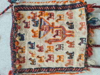 Cute tribal Ghashghai/Qashqai Chanteh bag with lovely animal illustrations and a beautiful reverse side. Very good condition. Dimensions without tassels: ~25x28cm

Please contact me only directly: goekay.sargin@yahoo.de       