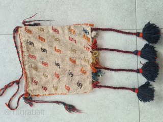 Cute tribal Ghashghai/Qashqai Chanteh bag with lovely animal illustrations and a beautiful reverse side. Very good condition. Dimensions without tassels: ~25x28cm

Please contact me only directly: goekay.sargin@yahoo.de       
