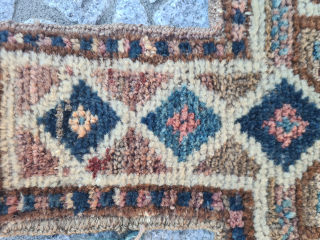 Baluch saltbag Namakdan with a rare pattern
Dimensions: 36 x 41 cm Knotted front. In age-appropriate used condition (see photos).
Please contact me only directly: goekay.sargin@yahoo.de