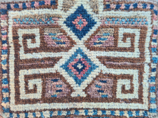 Baluch saltbag Namakdan with a rare pattern
Dimensions: 36 x 41 cm Knotted front. In age-appropriate used condition (see photos).
Please contact me only directly: goekay.sargin@yahoo.de
